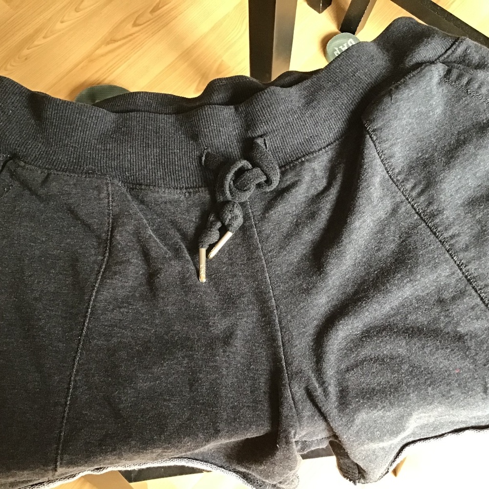 Kenneth Cole shorts  pockets comfy